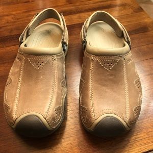 Men’s Crocs Size 10. Beige and dark brown.